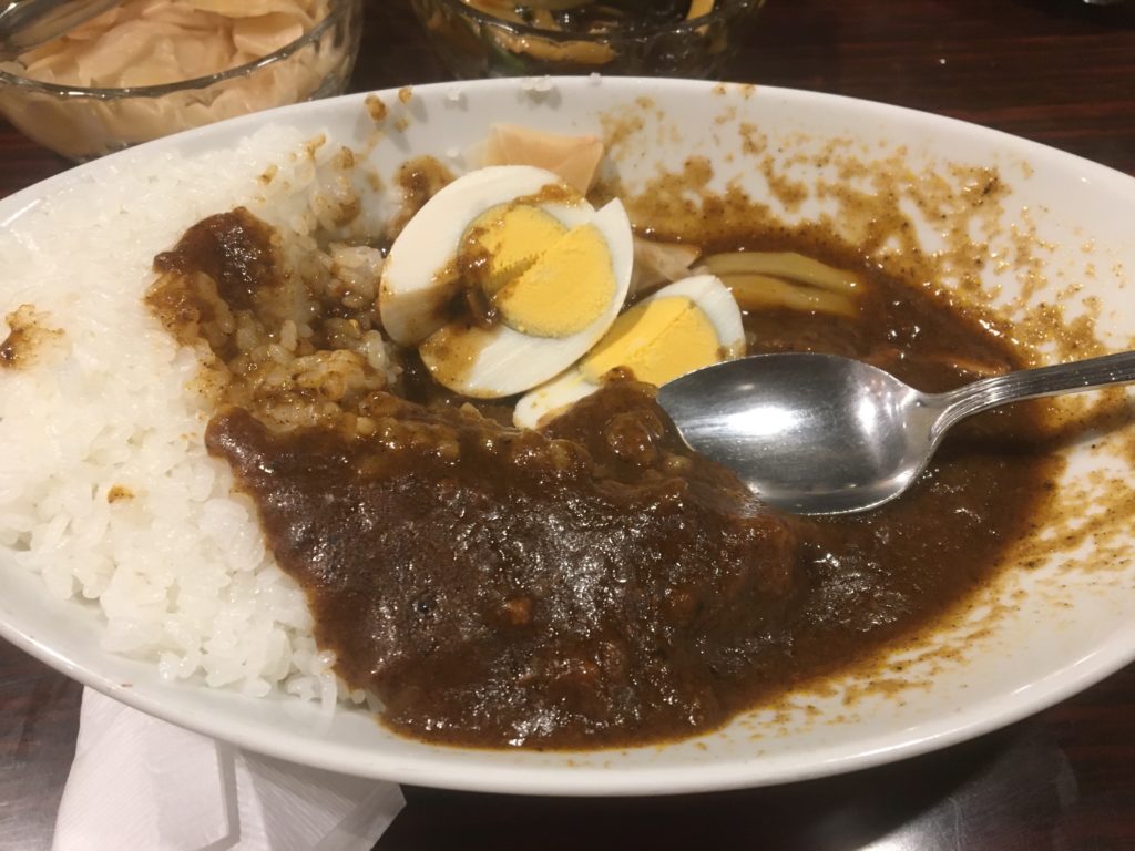 別の日のインデラカレーの写真。トッピングのゆで卵の奥のメンマがあります。