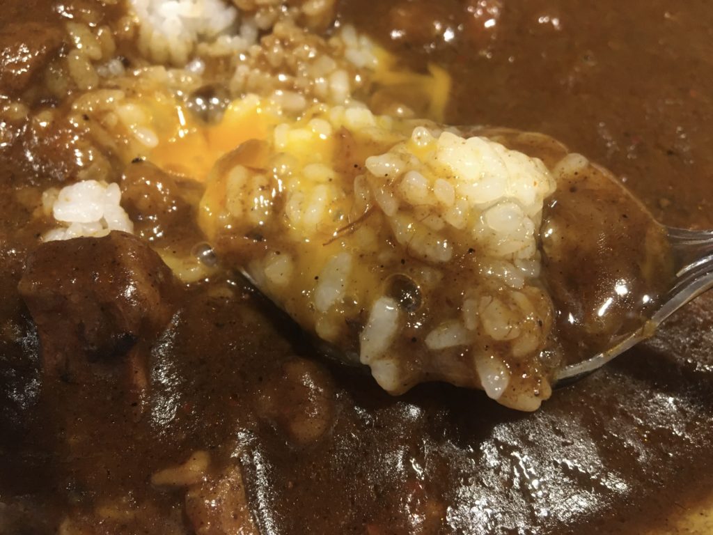 生卵でインデラのカレーをマイルドにして食べる