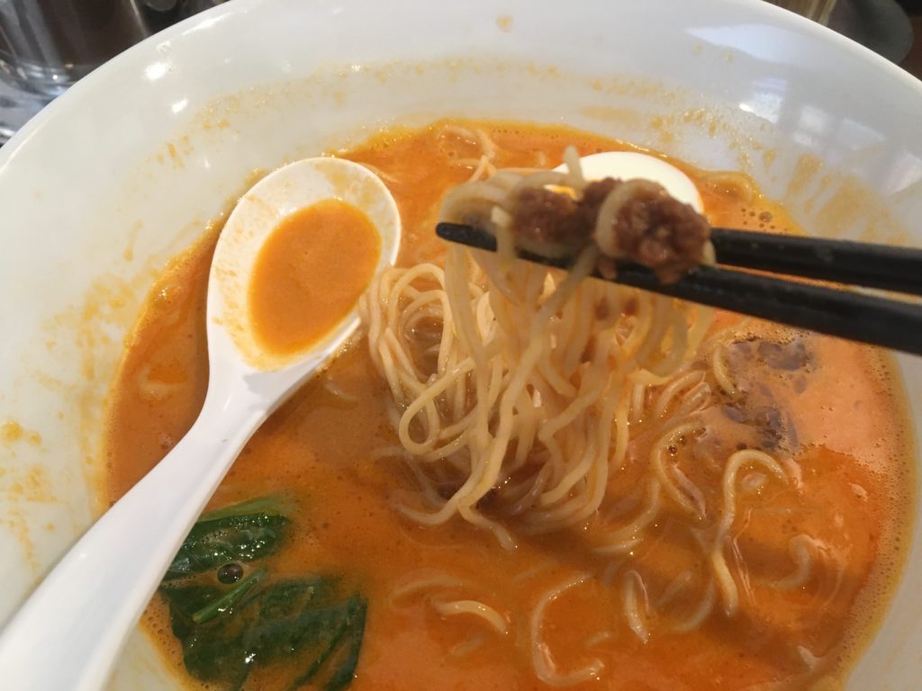 細くやや縮れた麺が肉味噌をキャッチ