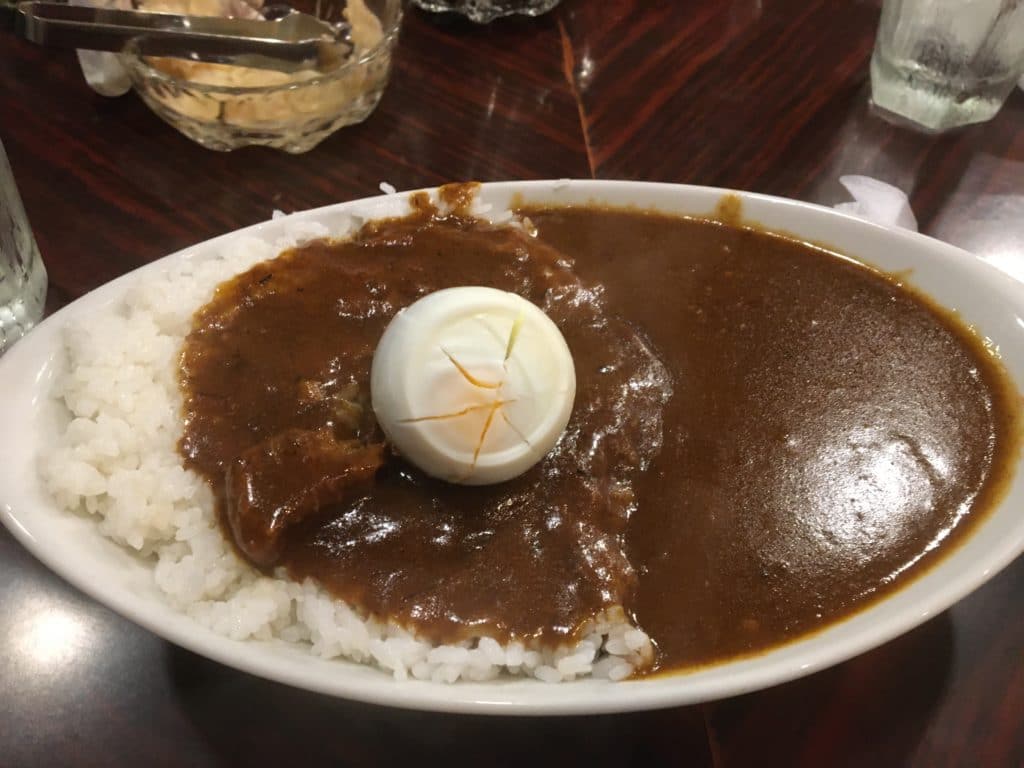 参考までに普通のカレー大盛り、ゆで卵トッピング