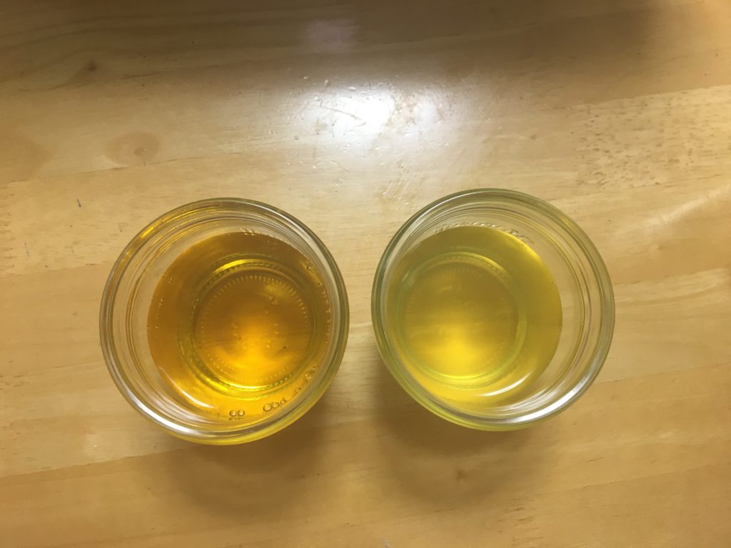 お〜いお茶とお〜いお茶新茶を飲み比べてみます。