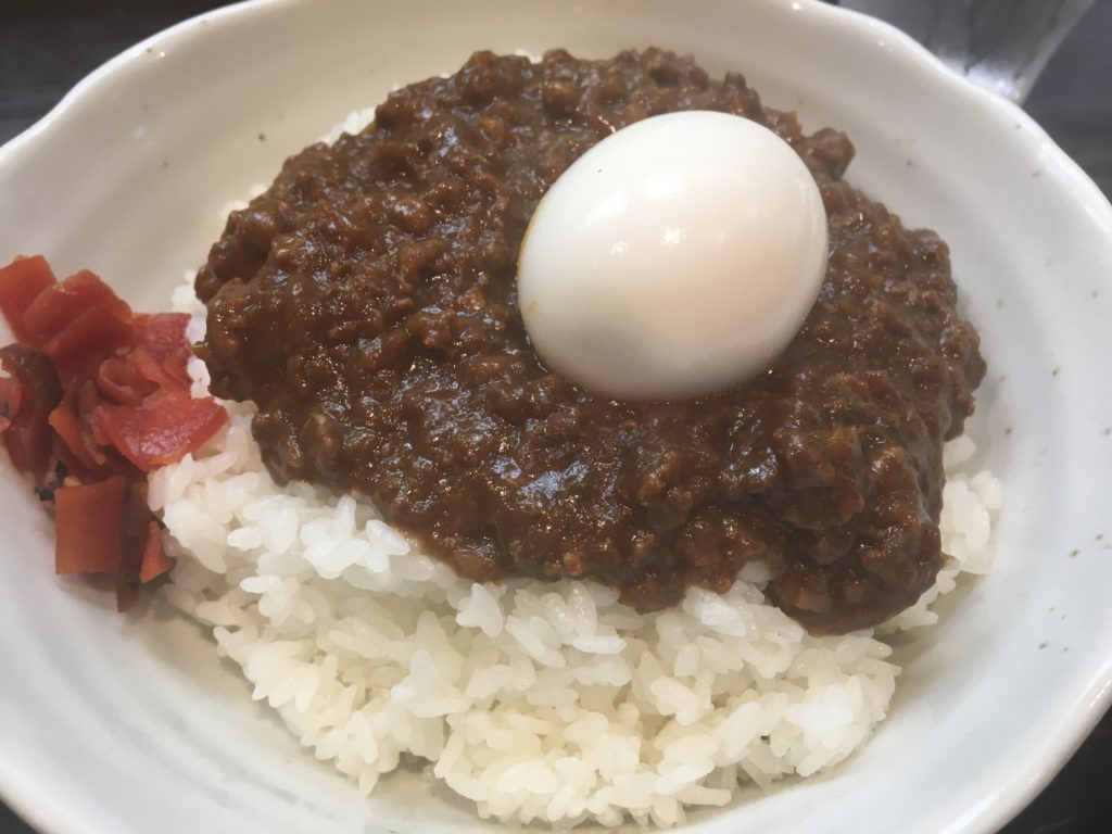 ひき肉がゴロゴロ入った喫茶寿々のドライカレー