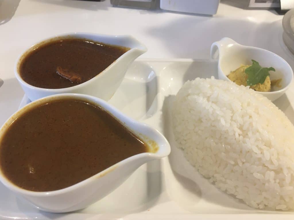 左手前がインドカレー、左奥がカシミールカレー、右手前がライス、右奥がボテトサラダ