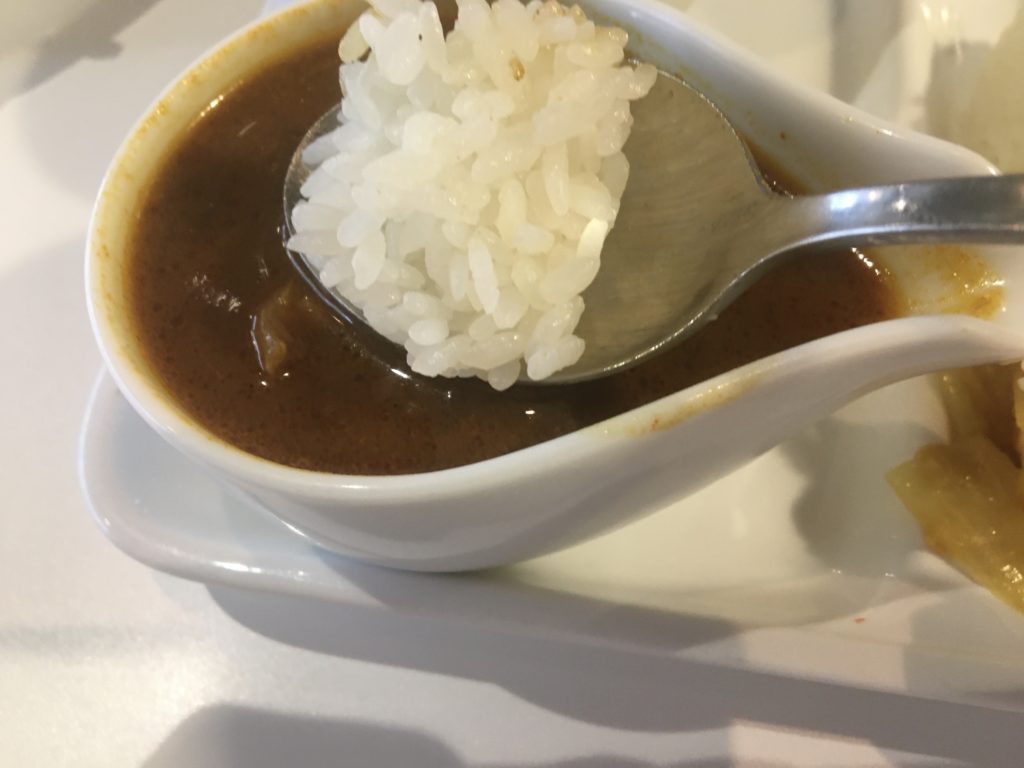 カレーにライスを沈めて食べます。