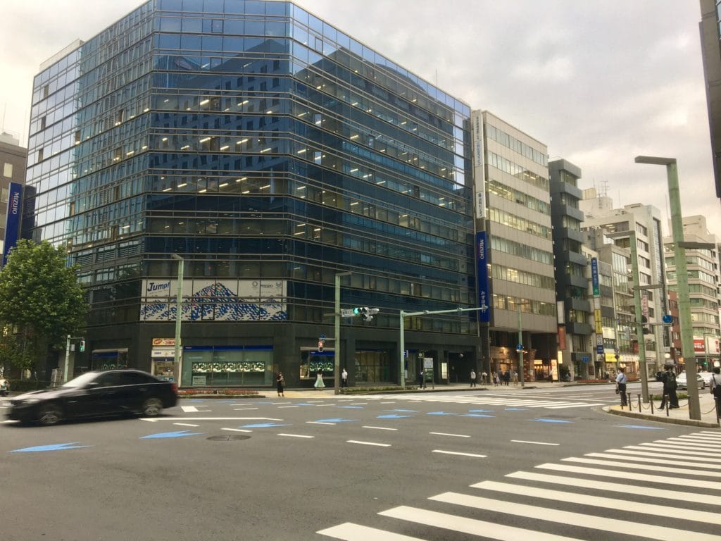 画面右奥みずほ銀行の隣に福島館があります。