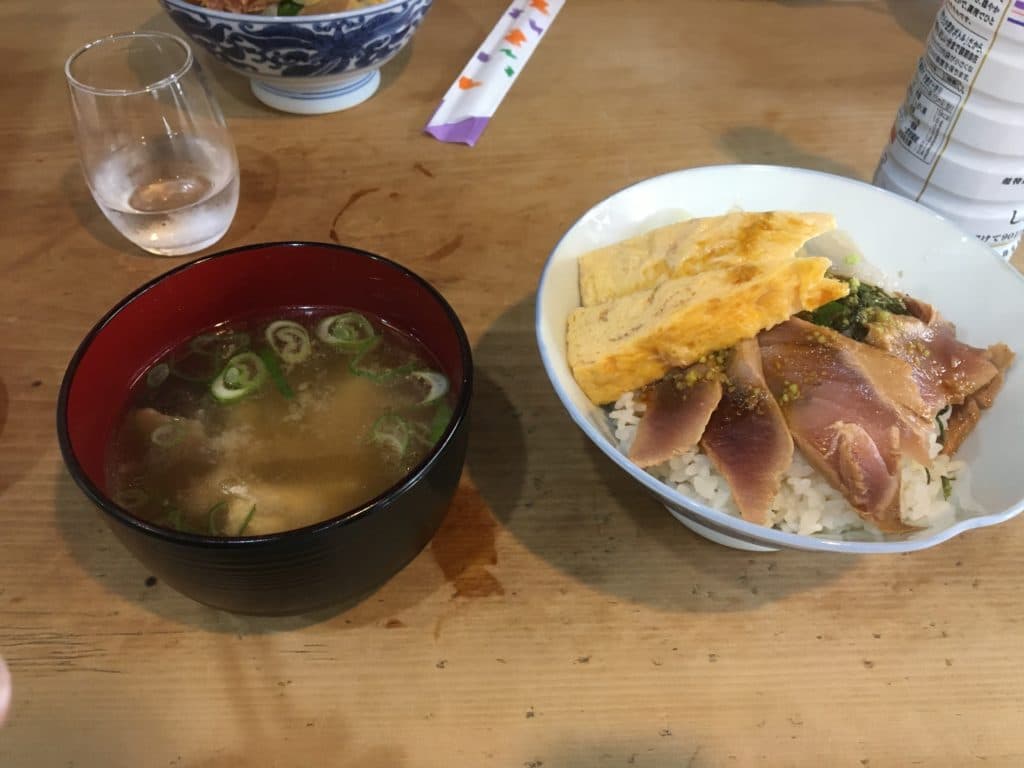 海鮮丼とお味噌汁